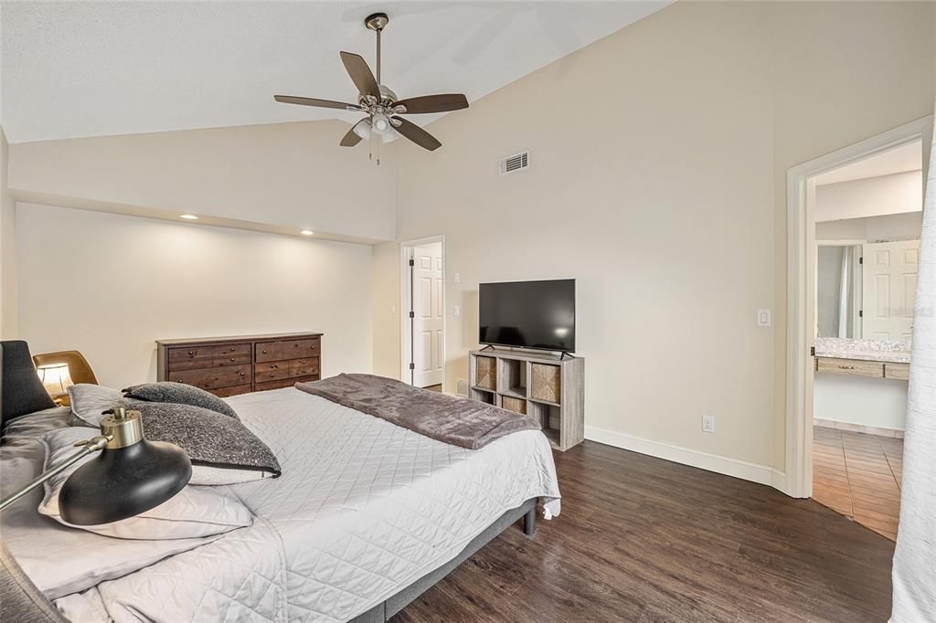 For Sale: $349,900 (3 beds, 2 baths, 1641 Square Feet)