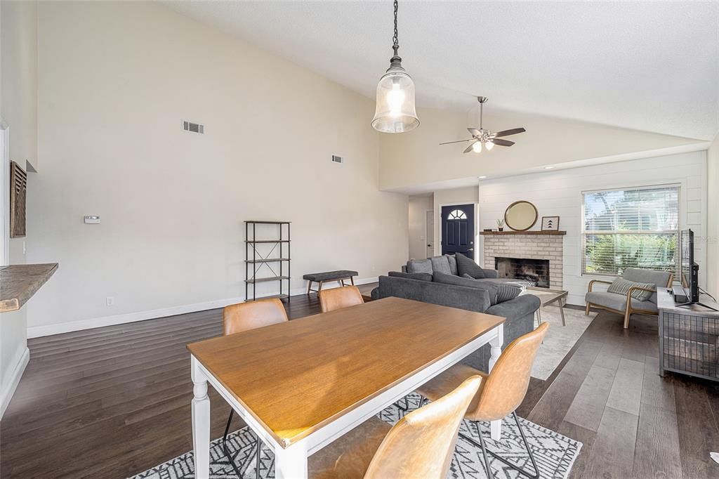 For Sale: $349,900 (3 beds, 2 baths, 1641 Square Feet)