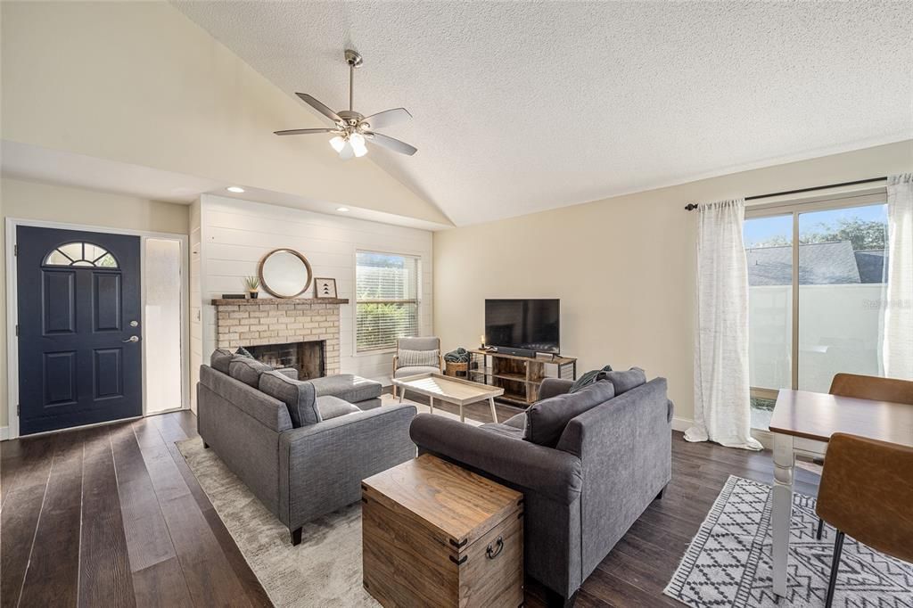 For Sale: $349,900 (3 beds, 2 baths, 1641 Square Feet)