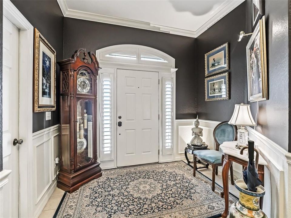 Foyer w/Crown molding