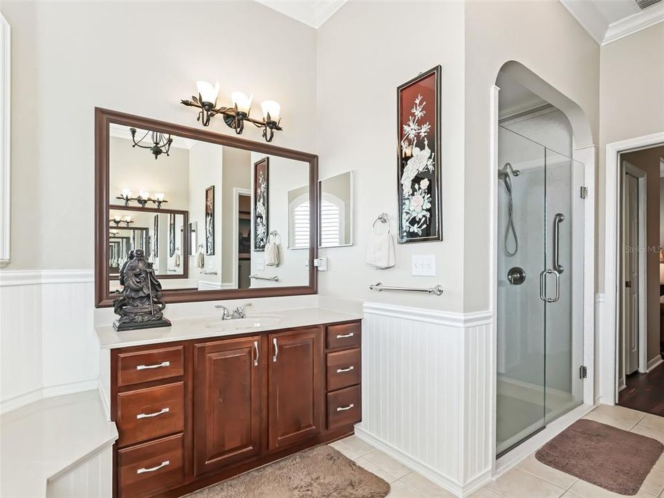 En suite w/Chair rail & Crown molding