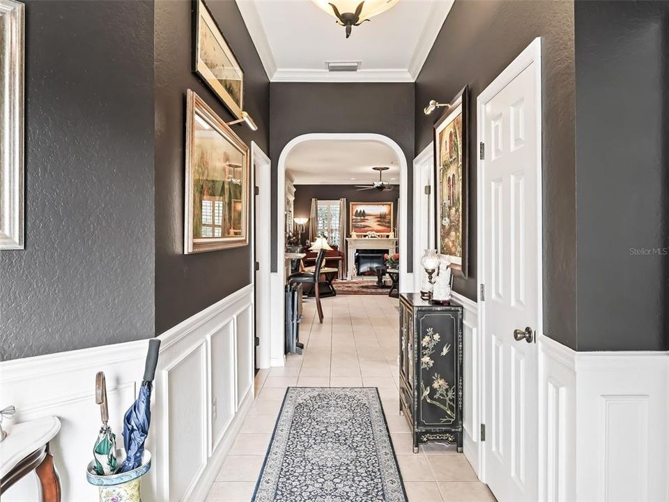 Front hallway w/closet & inside laundry