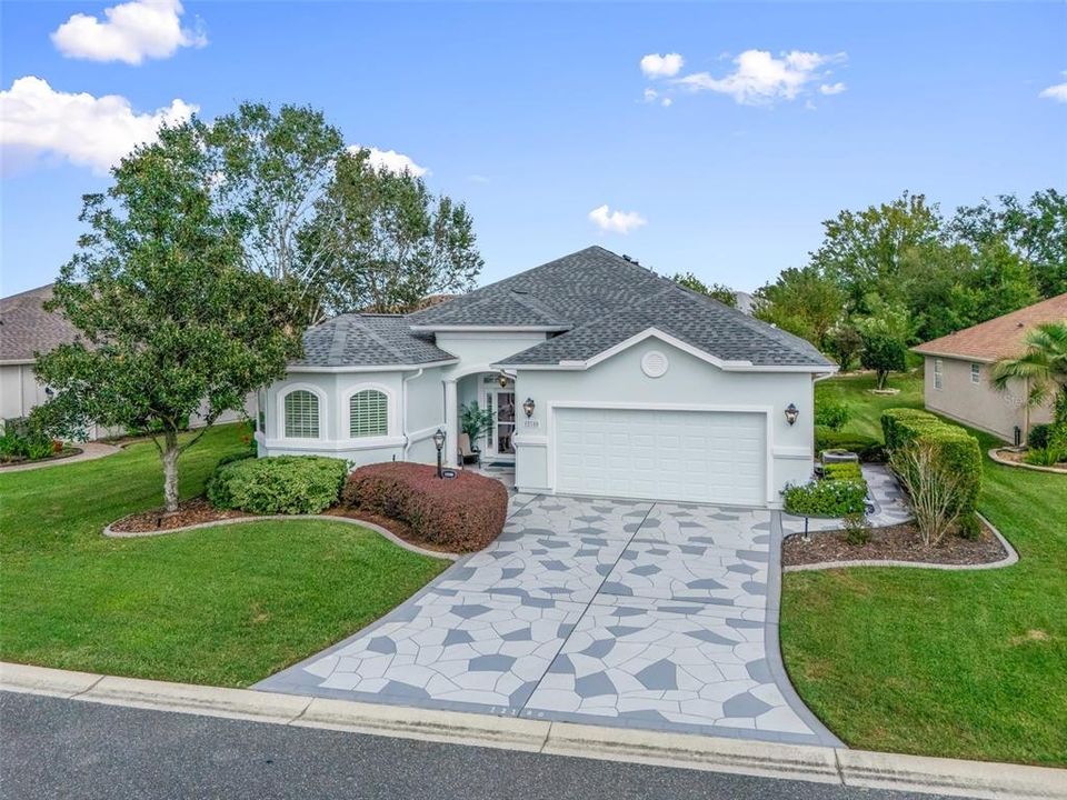 Stunning 3/2 Maple w/2 Car Garage