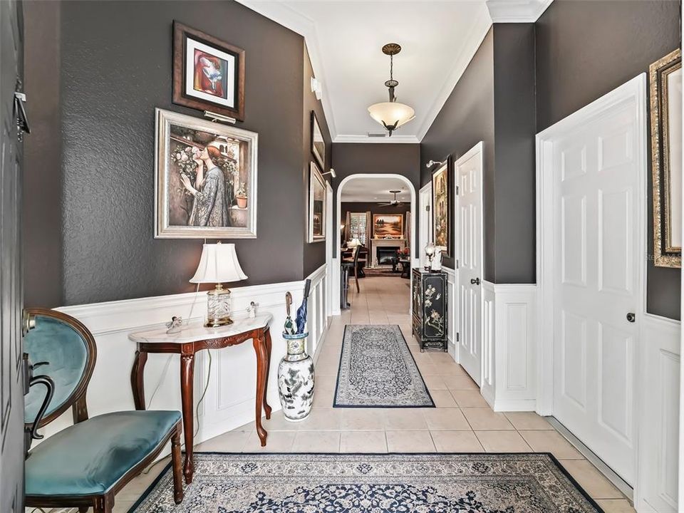 Foyer w/10' ceiling, Chair rail & Wainscoting