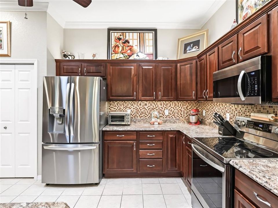 Kitchen w/Glass tile backsplash