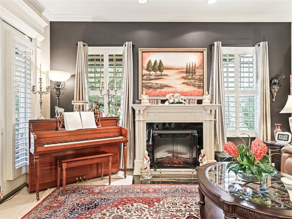 Living area w/Crown molding & Tile flooring