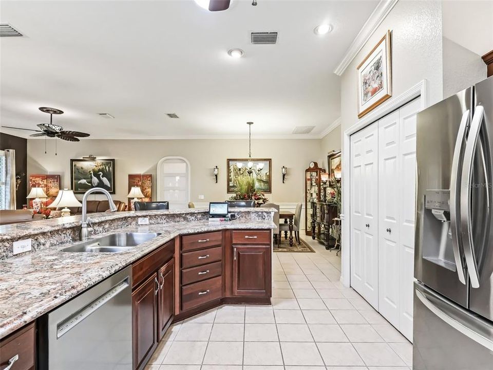 Kitchen w/plenty of counter & cabinet space