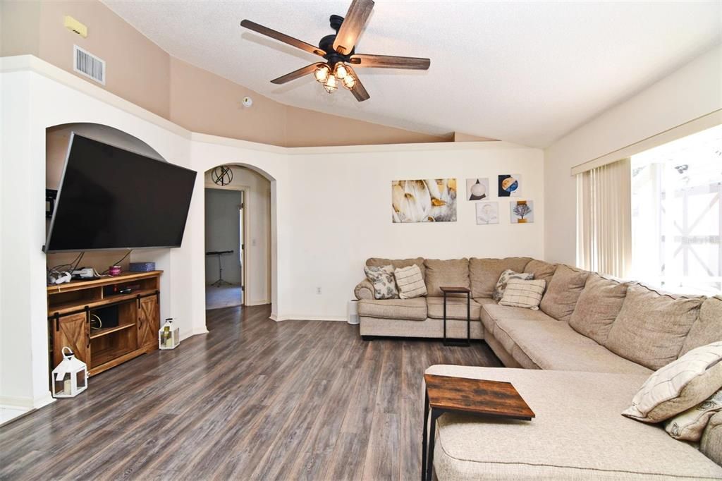 For Sale: $365,000 (3 beds, 2 baths, 1741 Square Feet)