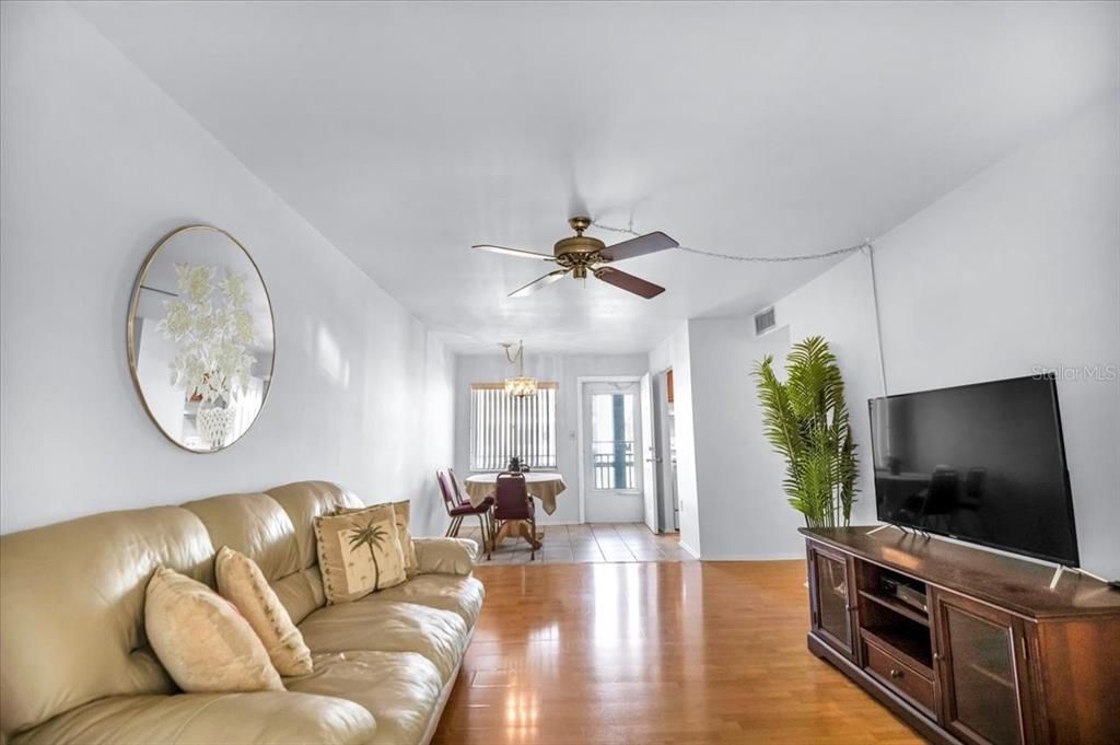 For Sale: $150,000 (2 beds, 2 baths, 910 Square Feet)