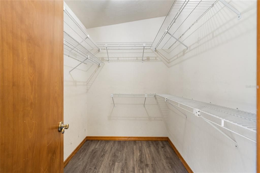 Main Bedroom - Walk-in Closet