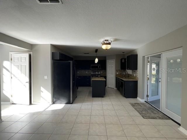 For Rent: $2,500 (4 beds, 2 baths, 3072 Square Feet)