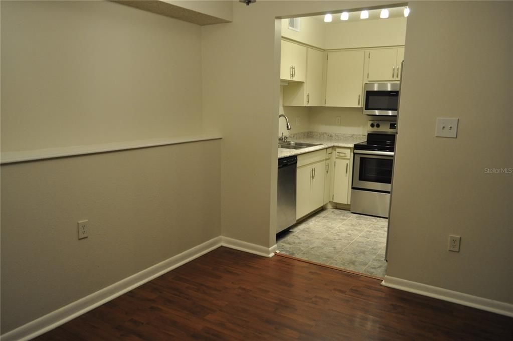 For Sale: $225,000 (2 beds, 2 baths, 960 Square Feet)