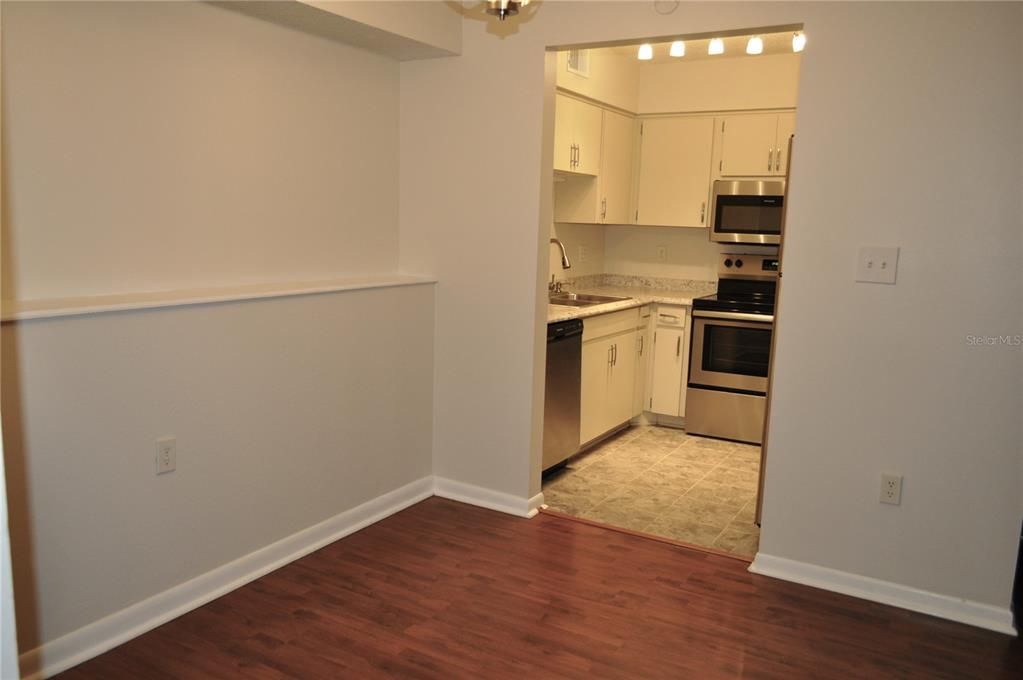 For Sale: $225,000 (2 beds, 2 baths, 960 Square Feet)