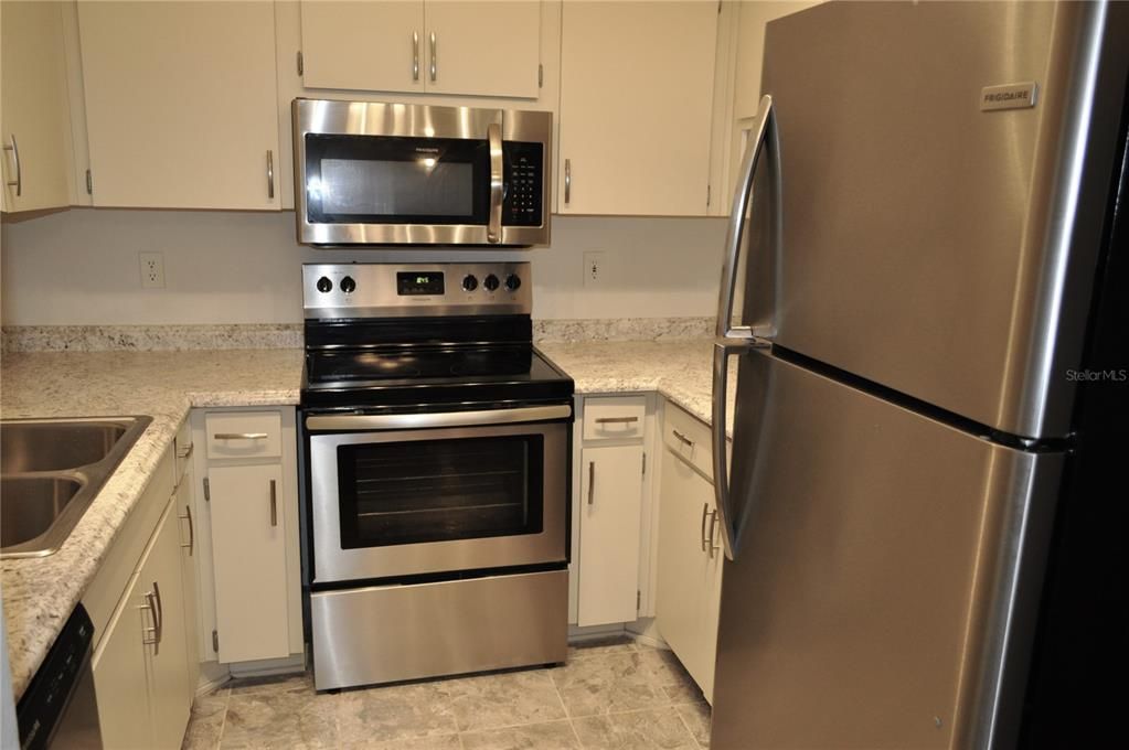 For Sale: $225,000 (2 beds, 2 baths, 960 Square Feet)