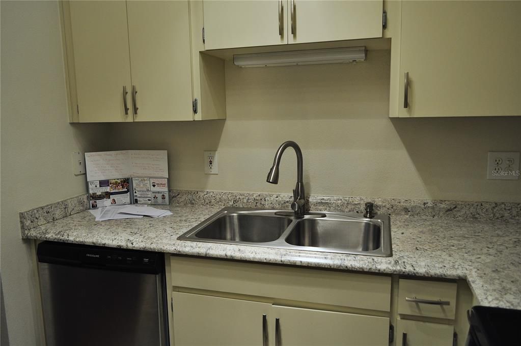 For Sale: $225,000 (2 beds, 2 baths, 960 Square Feet)