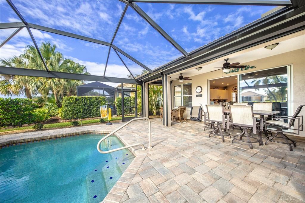 Lots of seating areas on the spacious lanai