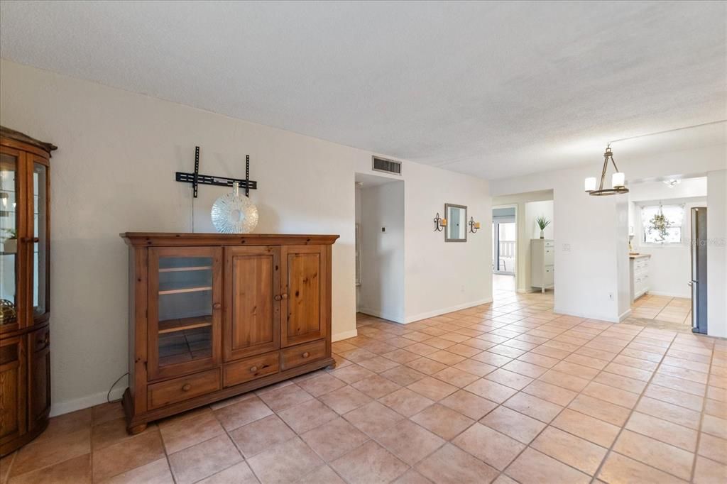 For Sale: $279,900 (2 beds, 2 baths, 955 Square Feet)