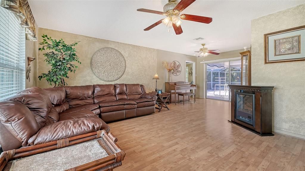 LIVING ROOM/DINING ROOM COMBO