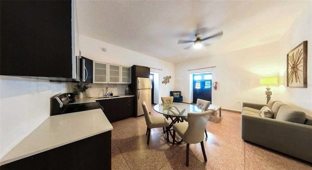 For Sale: $425,000 (1 beds, 1 baths, 575 Square Feet)