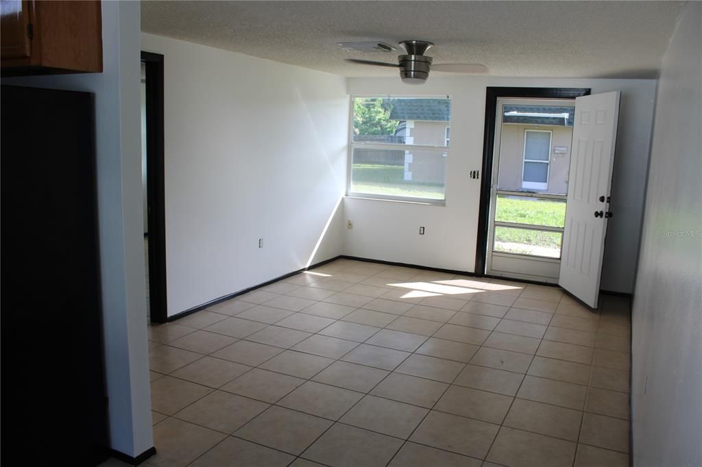 Living Area w/ceiling fan remote