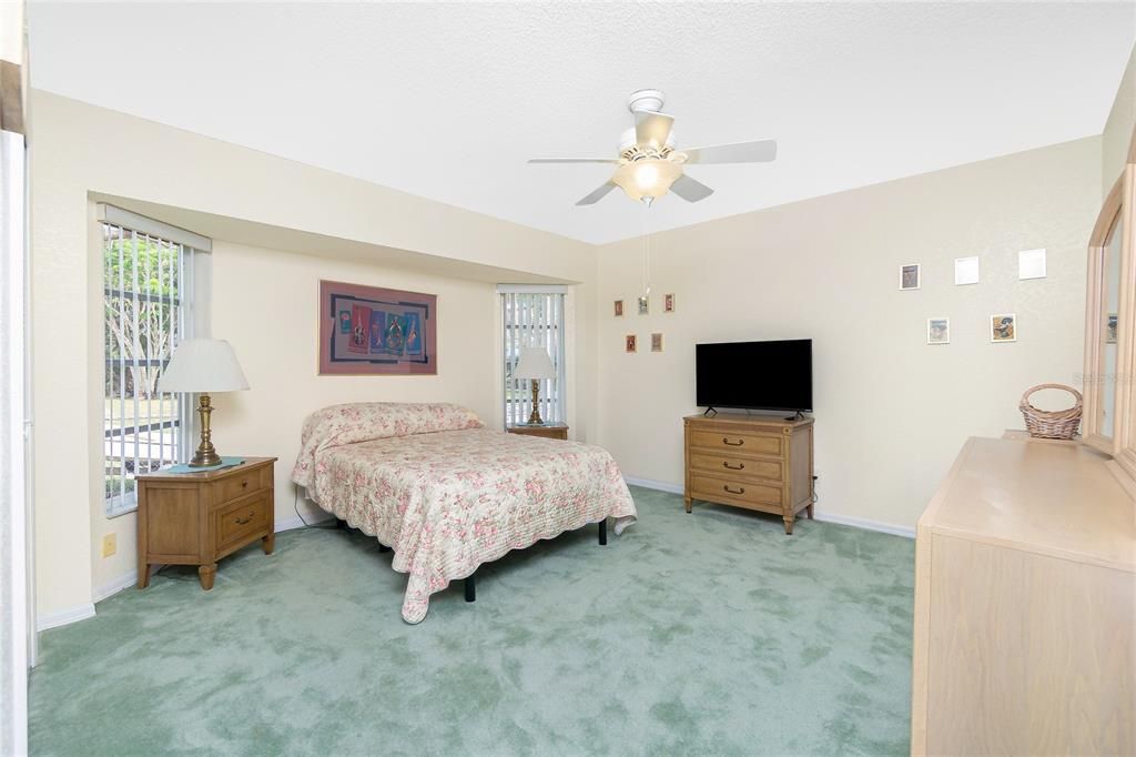 出租: $4,800 (3 贝兹, 2 浴室, 2810 平方英尺)