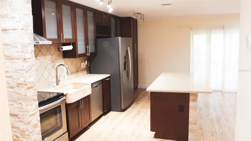 For Sale: $198,000 (1 beds, 1 baths, 740 Square Feet)