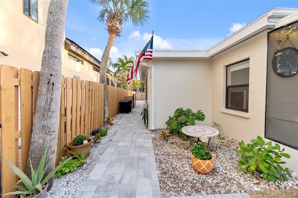 Active With Contract: $1,069,000 (3 beds, 2 baths, 1267 Square Feet)