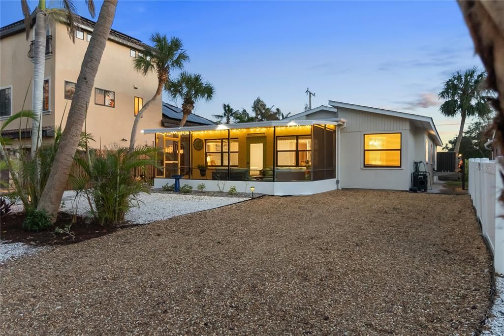 Active With Contract: $1,069,000 (3 beds, 2 baths, 1267 Square Feet)