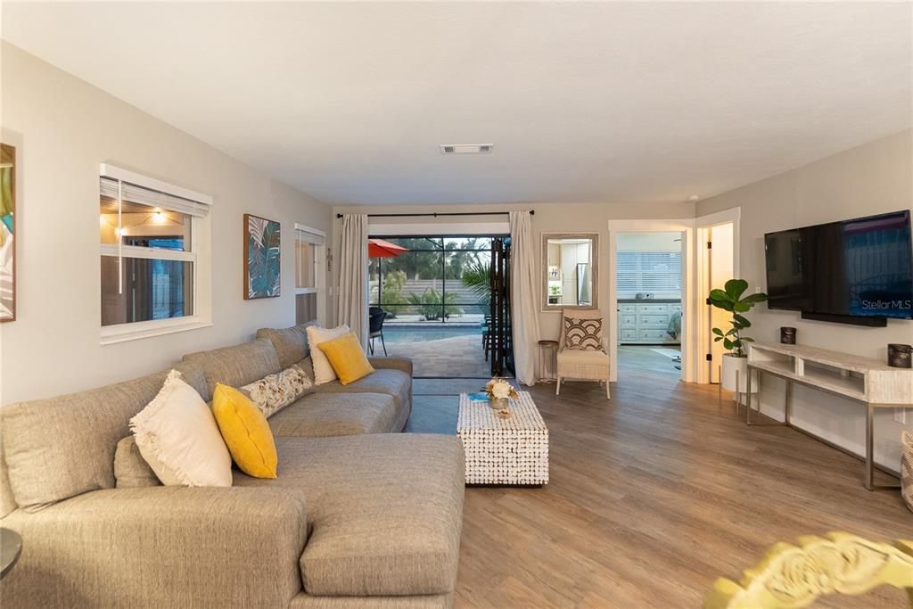 Active With Contract: $1,069,000 (3 beds, 2 baths, 1267 Square Feet)