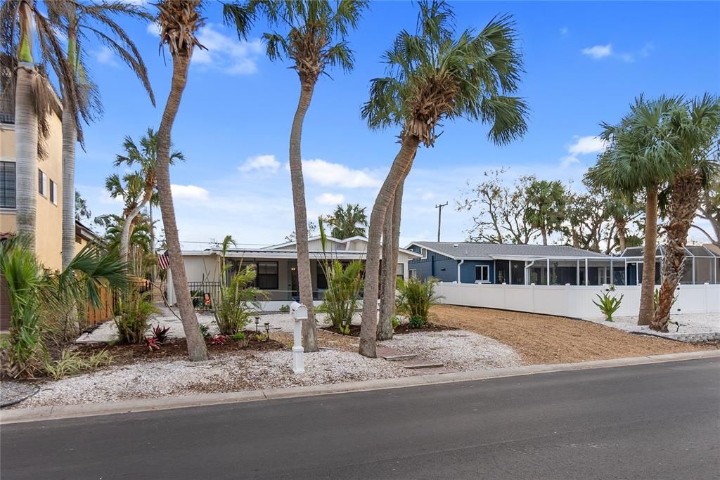 Active With Contract: $1,069,000 (3 beds, 2 baths, 1267 Square Feet)