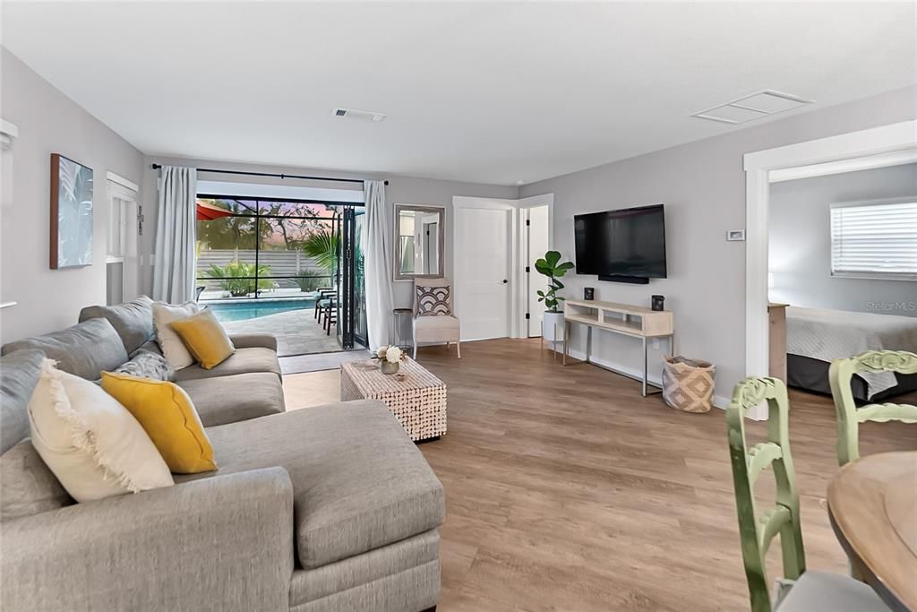 Active With Contract: $1,069,000 (3 beds, 2 baths, 1267 Square Feet)