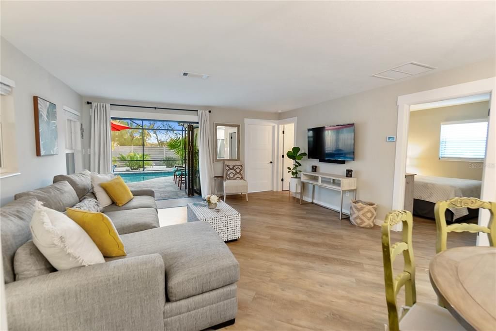 Active With Contract: $1,069,000 (3 beds, 2 baths, 1267 Square Feet)