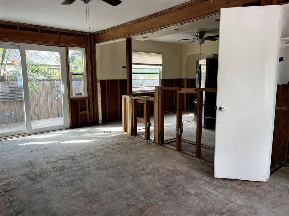 For Sale: $325,000 (2 beds, 1 baths, 1144 Square Feet)