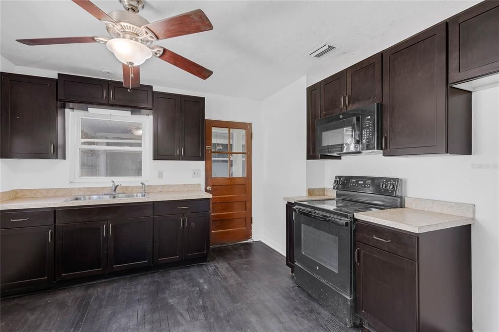 For Sale: $230,000 (2 beds, 1 baths, 776 Square Feet)