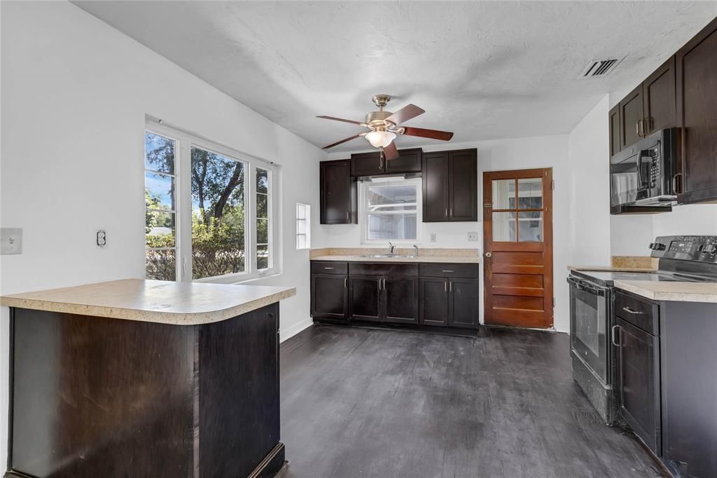 For Sale: $230,000 (2 beds, 1 baths, 776 Square Feet)