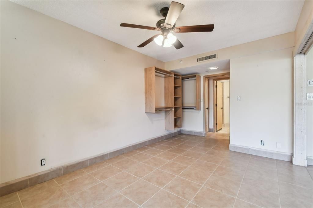 For Sale: $194,900 (1 beds, 1 baths, 610 Square Feet)