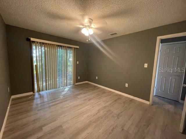 Active With Contract: $1,300 (2 beds, 1 baths, 900 Square Feet)