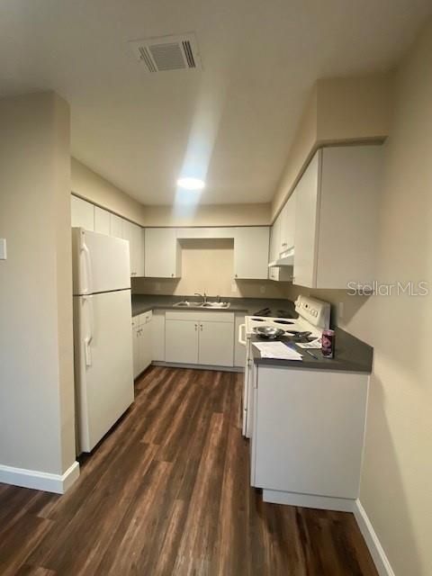 Active With Contract: $1,250 (2 beds, 2 baths, 900 Square Feet)