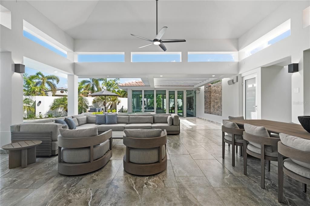 For Sale: $3,947,000 (4 beds, 5 baths, 4319 Square Feet)