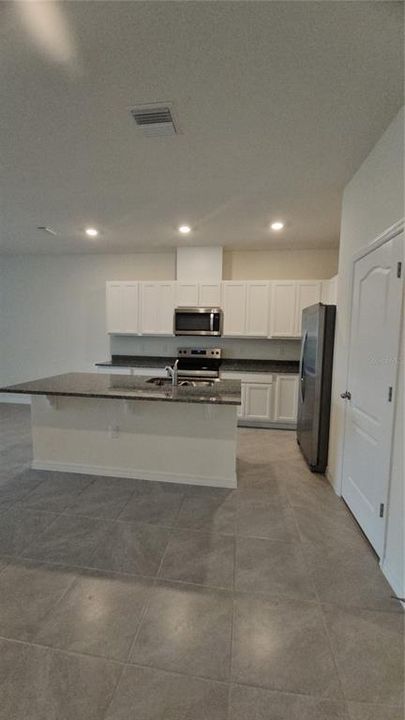 For Rent: $2,350 (3 beds, 2 baths, 1673 Square Feet)