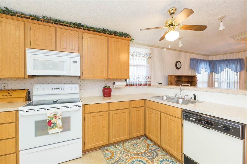 For Sale: $184,900 (2 beds, 2 baths, 1261 Square Feet)