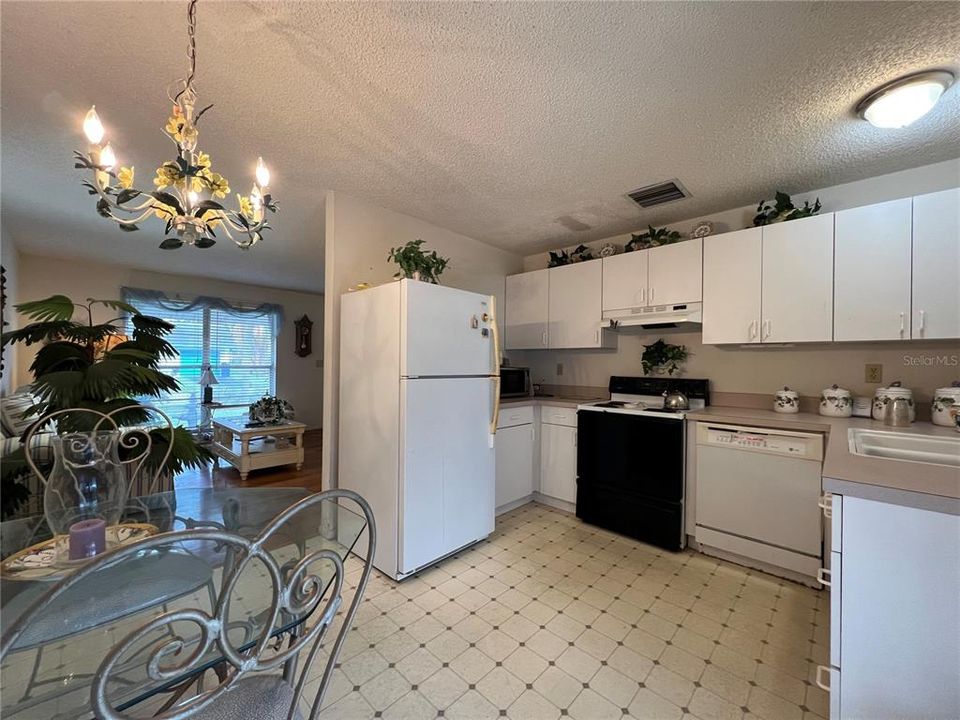 For Sale: $210,000 (2 beds, 1 baths, 806 Square Feet)