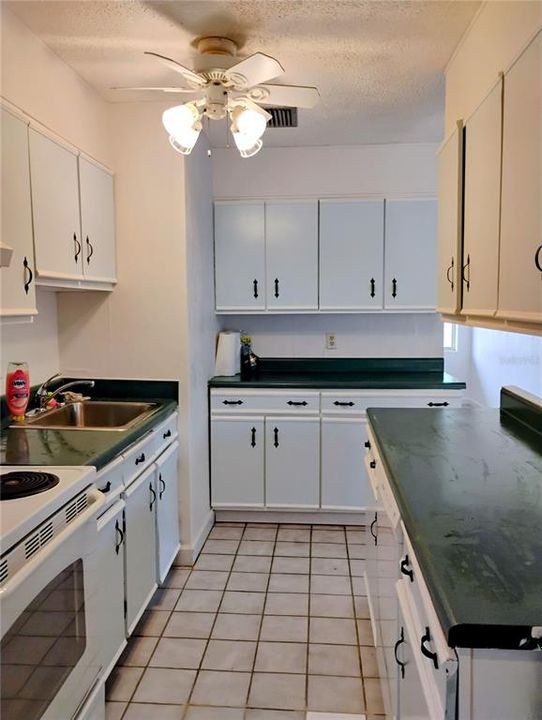 For Rent: $2,000 (3 beds, 1 baths, 996 Square Feet)