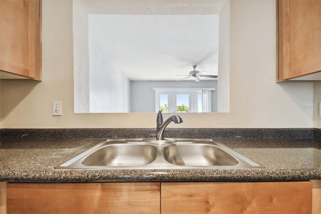 For Sale: $358,000 (2 beds, 1 baths, 1022 Square Feet)