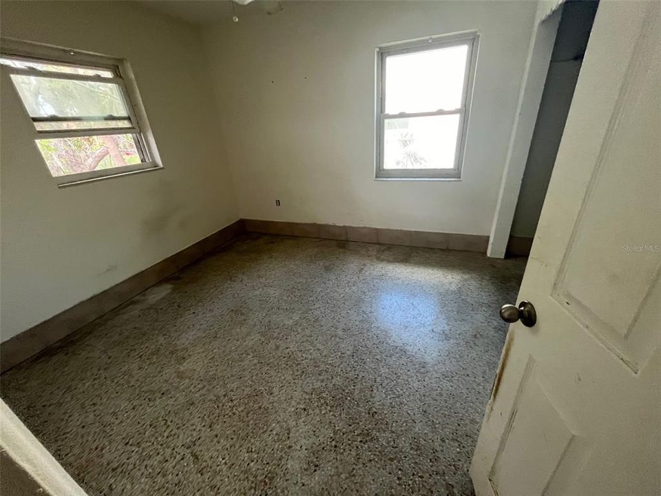 For Sale: $120,000 (2 beds, 1 baths, 891 Square Feet)