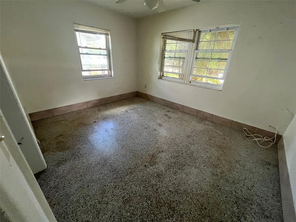 For Sale: $120,000 (2 beds, 1 baths, 891 Square Feet)