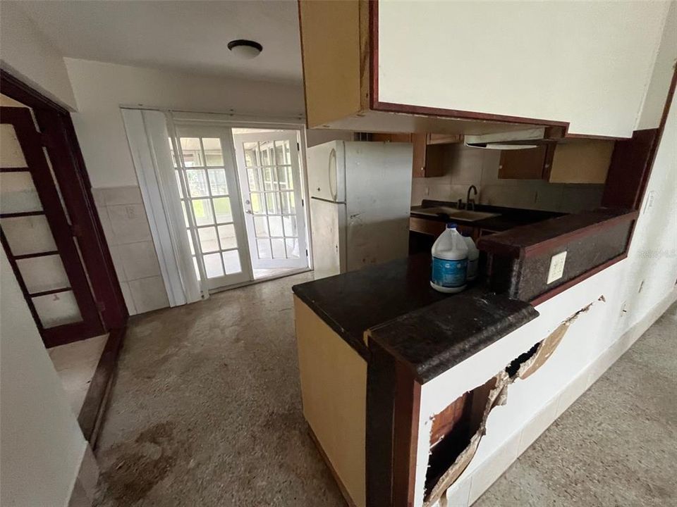 For Sale: $120,000 (2 beds, 1 baths, 891 Square Feet)