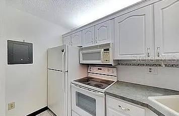 For Sale: $179,900 (2 beds, 2 baths, 979 Square Feet)