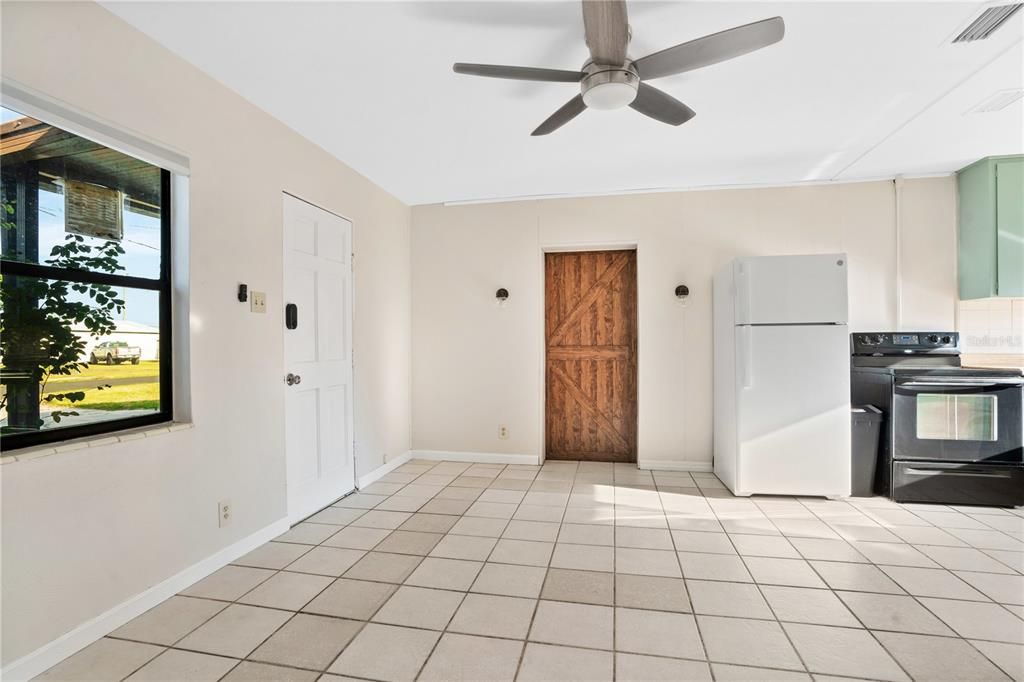 For Rent: $1,675 (3 beds, 1 baths, 884 Square Feet)