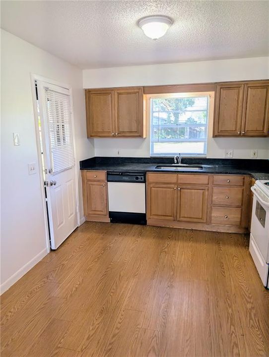 For Rent: $1,595 (2 beds, 1 baths, 800 Square Feet)